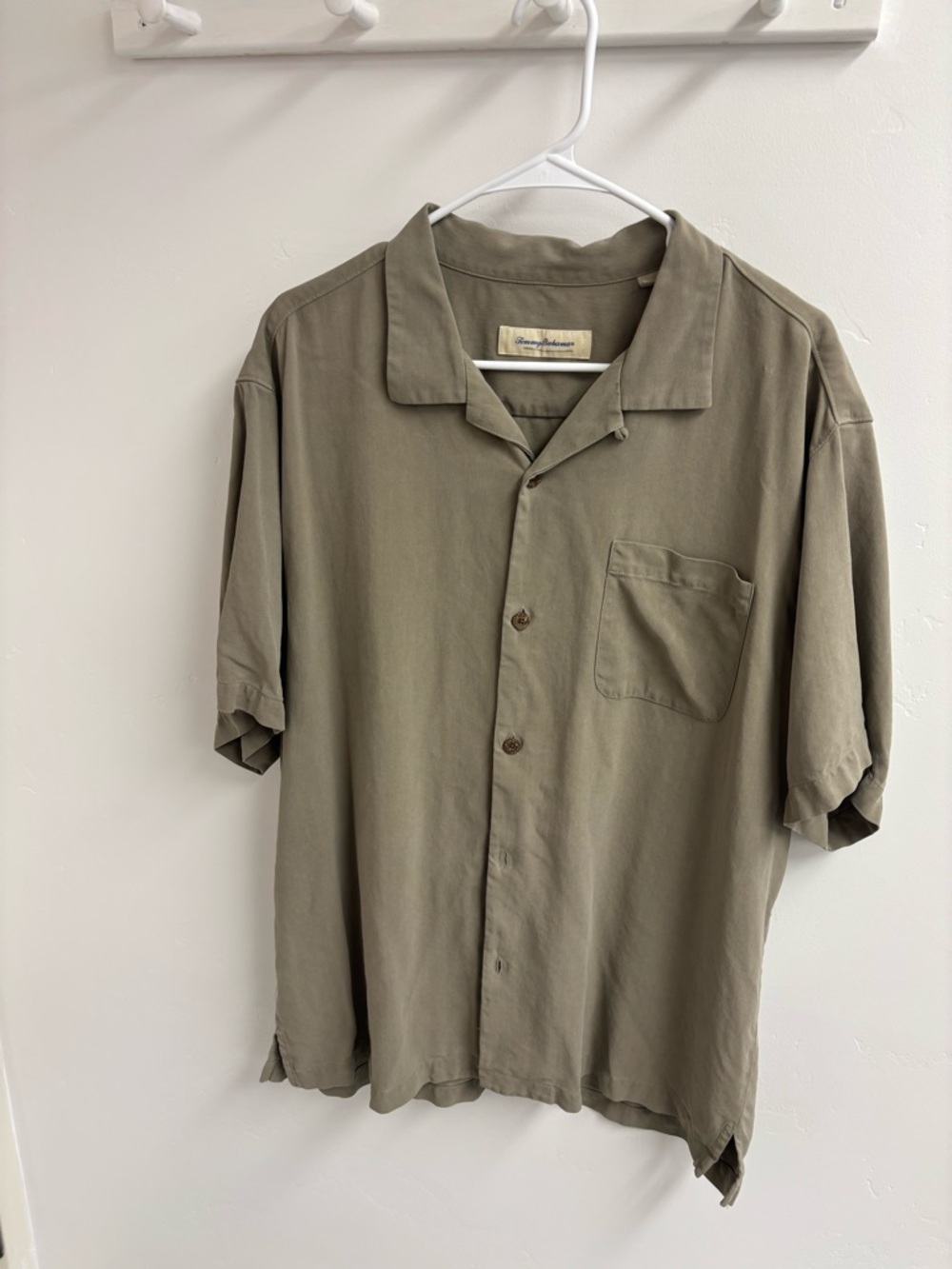 TOMMY BAHAMA HAWAIIAN SHIRT 100% SILK SHIRT W/ FRONT POCKET SIZE XL TAN